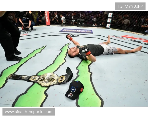 UFC 选手被锁喉昏倒