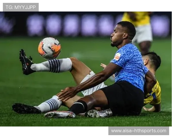 大连人队强势反扑,制胜进球直击对方死角 大连人队强势反扑,制胜进球直击对方死角